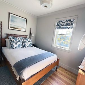 Veranda House Queen Petite